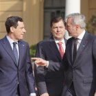 El presidente de la Junta de Castilla y León, Alfonso Fernández Mañueco, y los presidentes de Andalucía y de Aragón, Juanma Moreno y  Jorge Antonio Azcón, en la XXVIII Conferencia de Presidentes Autonómicos.