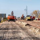 Movimiento de tierras con maquinaria pesada en una autovía en obras.