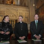 Acto de firma del convenio para la iluminación exterior de la Catedral, con el obispo , Mikel Garciandía; la alcaldesa, Miriam Andrés; el presidente de la Fundación Iberdrola España, Jaime Alfonsím
