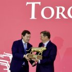 El presidente de la Junta de Castilla y León, Alfonso Fernández Mañueco junto con el ganador de el ''Toro de Oro 2025'', Justo Hernández en la XLIX edición del premio