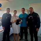 Los agentes de la Policía Nacional junto a la familia en el hospital