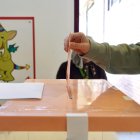 Un ciudadano deposita su voto en la jornada electoral del pasado 15 de marzo en Castilla y León.