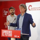 El secretario general del PSOECyL, Carlos Martínez, y el de Política Municipal del PSOECyL, Fran Díaz, este lunes en Soria.