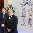 Carlos Pollán, junto a Alfonso Fernández Mañueco en la presentación del pacto este miércoles en las Cortes de Castilla y León.