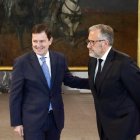 Alfonso Fernández Mañueco y Carlos Pollán tras firmar el pacto de Gobierno