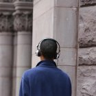 Una persona utilizando auriculares