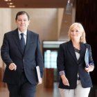 Alfonso Fernández Mañueco y Leticia García a su llegada al hemiciclo para el debate de investidura.