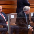 Luis Fuentes, junto a Conrado Íscar y José Manuel Fernández Santiago, en la tribuna de invitados durante el pleno de investidura de este martes en las Cortes.