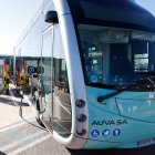 Archivo - Un autobús aparcado durante la inauguración de una estación de carga de vehículos eléctricos en la sede de Autobuses Urbanos de Valladolid (AUVASA).