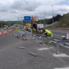 Operarios instalan una barrera en la A1.