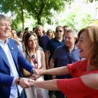 Carlos Martínez saluda a Francina Armengol a su llegada al Comité Federal del PSOE.