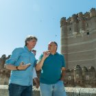 Carlos Martínez y José Luis Aceves en el castillo de Coca (Segovia).