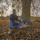 Pablo Calleja, con dos de sus vinos