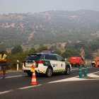 Agentes de la Guardia Civil controlan el acceso a una de las zonas afectadas por los incendios.