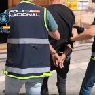 La Policía Nacional llevando al detenido.