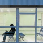 Un paciente espera su turno en las consultas del Hospital Universitario de Burgos
