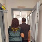 La Guardia Civil se lleva al detenido.
