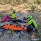 Miembros del 112 rescatan a un parapentista herido en la estación de La Pinilla.