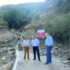 Gerardo Álvarez Courel evalúa los daños de la carretera de Peñalba de Santiago.