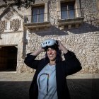 Vanesa Ochoa muestra una de las gafas en las que se basa se prototipo