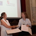 La consejera de Educación, María Pardo (D); y la presidenta de la Diputación de Palencia, Ángeles Armisén (I), firman el convenio de colaboración para mejoras en colegios de infantil y primaria