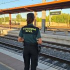 Agente de la Guardia Civil en la estación de tren de Venta de Baños.
