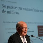 El presidente del Consejo de Colegios Oficiales de Médicos de Castilla y León, José Luis Díaz Villarig, presenta el estudio ‘Demografía médica en Castilla y León’.
