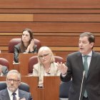 El presidente de la Junta de Castilla y León, Alfonso Fernández Mañueco, durante una intervención en el pleno de las Cortes.