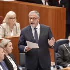 El vicepresidente primero de la Junta, Carlos Pollán, en su intervención en el pleno de las Cortes.