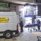 El Instituto de Medicina Legal retira el cuerpo la mujer hallada muerta en su domicilio.
