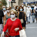 Gente con mascarillas camina por las calles de Valladolid. / J. M. LOSTAU.