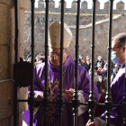 El obispo de Ávila, José María Gil Tamayo, abre la Puerta Santa de la iglesia del Convento de Santa Teresa, templo jubilar en este año, y casa natal de Santa Teresa de Jesús. -ICAL