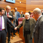 Luis Tudanca saluda al expresidente de la Junta, Demetrio Madrid, ante la mirada de Francisco Igea.- ICAL