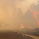 Tareas de extinción en la localidad abulense de Villaviciosa, del incendio forestal originado en Navalacruz (Ávila).- ICAL