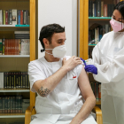 Vacunación en la residencia los Royales de Soria.- ICAL