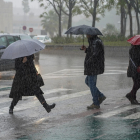 Gente pasea bajo la lluvia. Imagen de archivo | E. M.