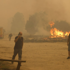 Vecinos de la localidad abulense de Sotalbo son desalojados por la cercanía del incendio forestal originado en Navalacruz (Ávila).- ICAL