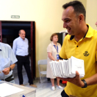 Un cartero de Correos entrega los votos en una mesa electoral de Castilla y León.-ICAL