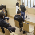 Romeo Anisim, sentado con pantalón corto, y los otros tres acusados durante el juicio celebrado en mayo de 2013 en la Audiencia de Burgos. C.B.