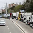 Convoy de camiones que provocó tráfico lento ayer en la Avenida de Salamanca de Valladolid. J.M. LOSTAU