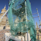 Obras de sustitución del ornamento de coronación de uno de los dos pináculos del crucero norte de la Catedral de Segovia. ICAL