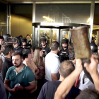 Manifestación de ganaderos a las puertas de la Delegación de la Junta en Salamanca. ICAL