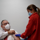 El consejero de Sanidad, Alejandro Vázquez, recibe la vacuna contra la gripe. ICAL