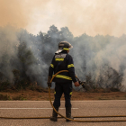 Un bombero trabaja en la zona cercana al incendio de la Sierra de la Culebra. -E. PRESS