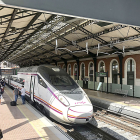 Pasajeros se disponen a subir a un tren Avant en la Estación Campo Grande de Valladolid. ICAL
