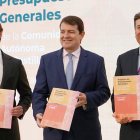 Juan García-Gallardo, Alfonso Fernández Mañueco y Carlos Fernández Carriedo, en la presentación de los Presupuestos. ICAL