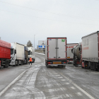 Camiones parados a la salida de Burgos hacia la N1.- ICAL