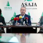 Nuria Ruiz, Donaciano Dujo y José Antonio Turrado durante el balance del año agrario, en la sede de Asaja. ICAL