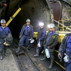 Mineros del Bierzo momentos antes de su entrada al pozo Salgueiro de Santa Cruz de Montes (León), el último día de la minería del carbón en el Bierzo, el 16 de noviembre de 2018. ICAL