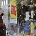 Una mujer observa un escaparate de una tienda textil en Zamora. Imagen de archivo. - ICAL